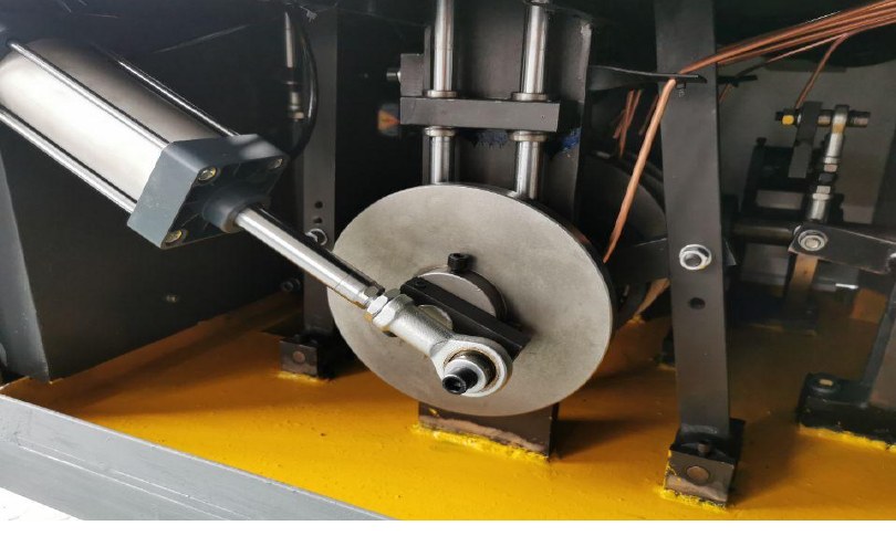 Bottom paper feeding and forming area
